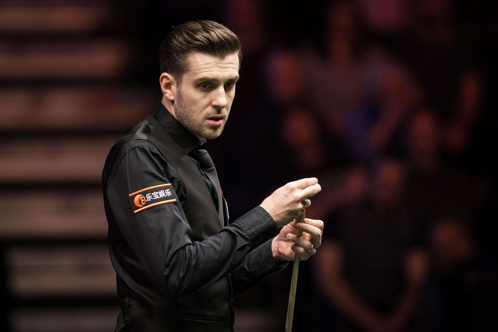 希望无碍！王钰栋第65分钟伤退被背下场 左膝裹上厚厚冰袋